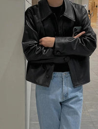Back angle of the Uibok jacket, showing the wide shoulders of this men cropped faux leather jacket