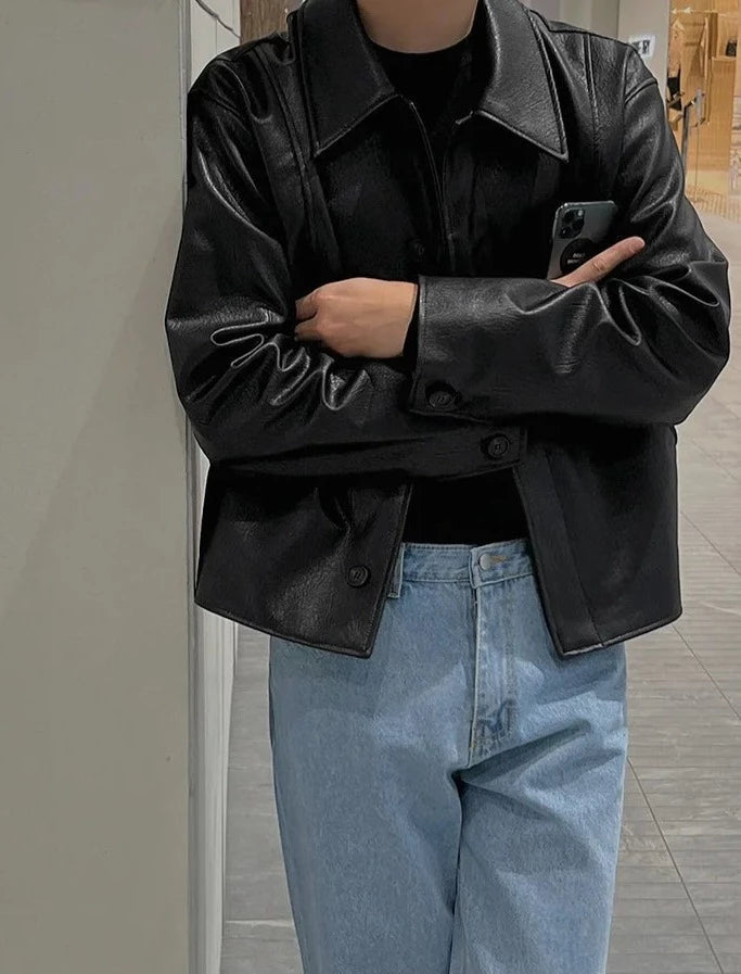 Back angle of the Uibok jacket, showing the wide shoulders of this men cropped faux leather jacket