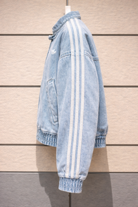 Detailed view of the drop-shoulder stitching and wide-body cut on the Uibok denim layer.