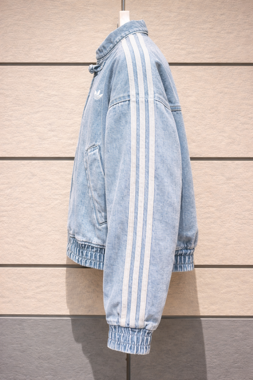 Detailed view of the drop-shoulder stitching and wide-body cut on the Uibok denim layer.