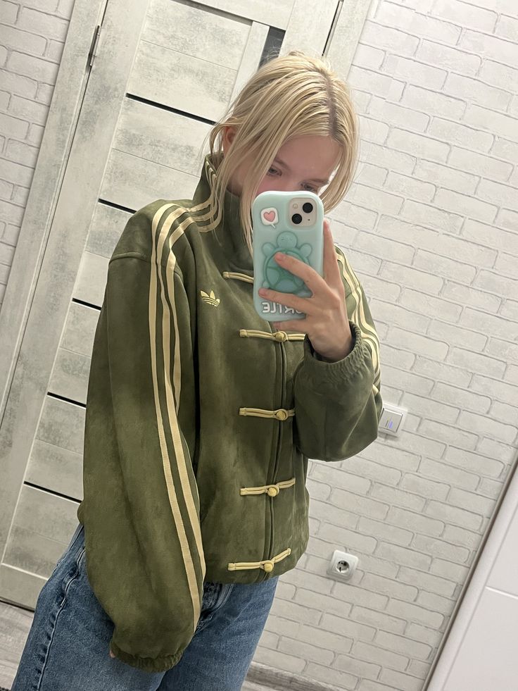Relaxed boxy fit silhouette of the Uibok military green utility streetwear jacket