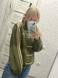 Relaxed boxy fit silhouette of the Uibok military green utility streetwear jacket